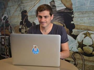 Iker Casillas, contestando a las preguntas de los aficionados del Oporto Iker Casillas, contestando a las preguntas de los aficionados del Oporto