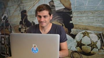 Iker Casillas, contestando a las preguntas de los aficionados del Oporto