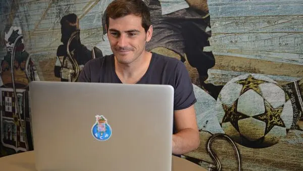 Iker Casillas, contestando a las preguntas de los aficionados del Oporto