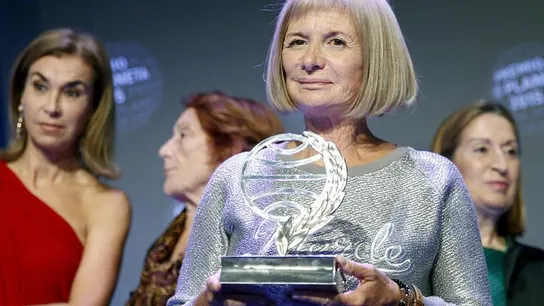 Alicia Giménez Bartlett posa con el Premio Planeta Alicia Giménez Bartlett posa con el Premio Planeta
