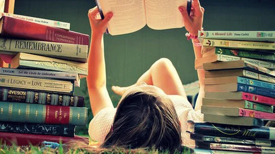 Mujer leyendo libros Mujer leyendo libros