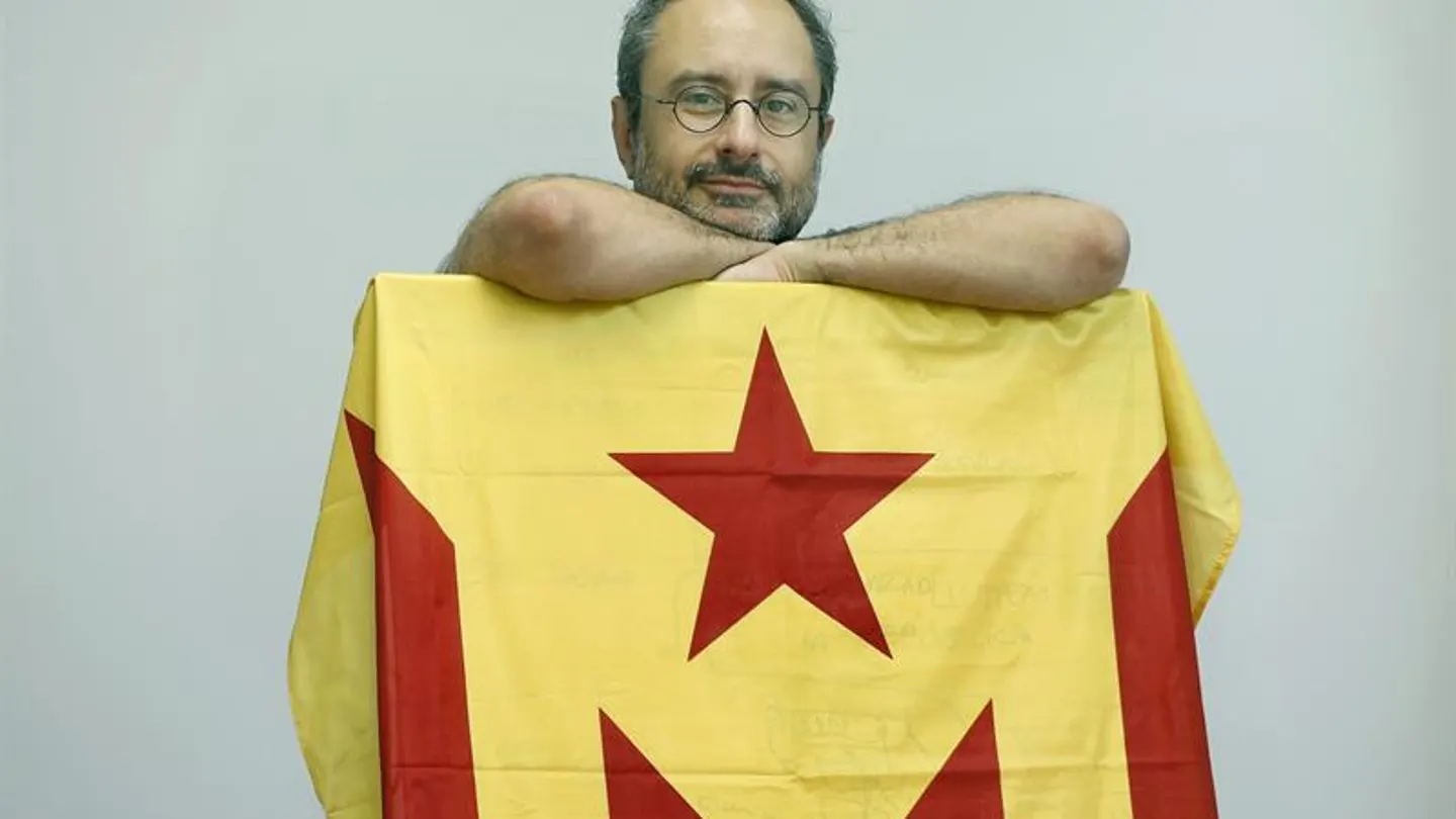 Antonio Baños posa junto a una bandera independentista Antonio Baños posa junto a una bandera independentista