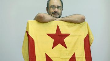 Antonio Baños posa junto a una bandera independentista