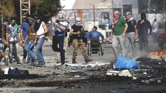 Manifestantes palestinos arrojan piedras contra soldados israelíes Manifestantes palestinos arrojan piedras contra soldados israelíes