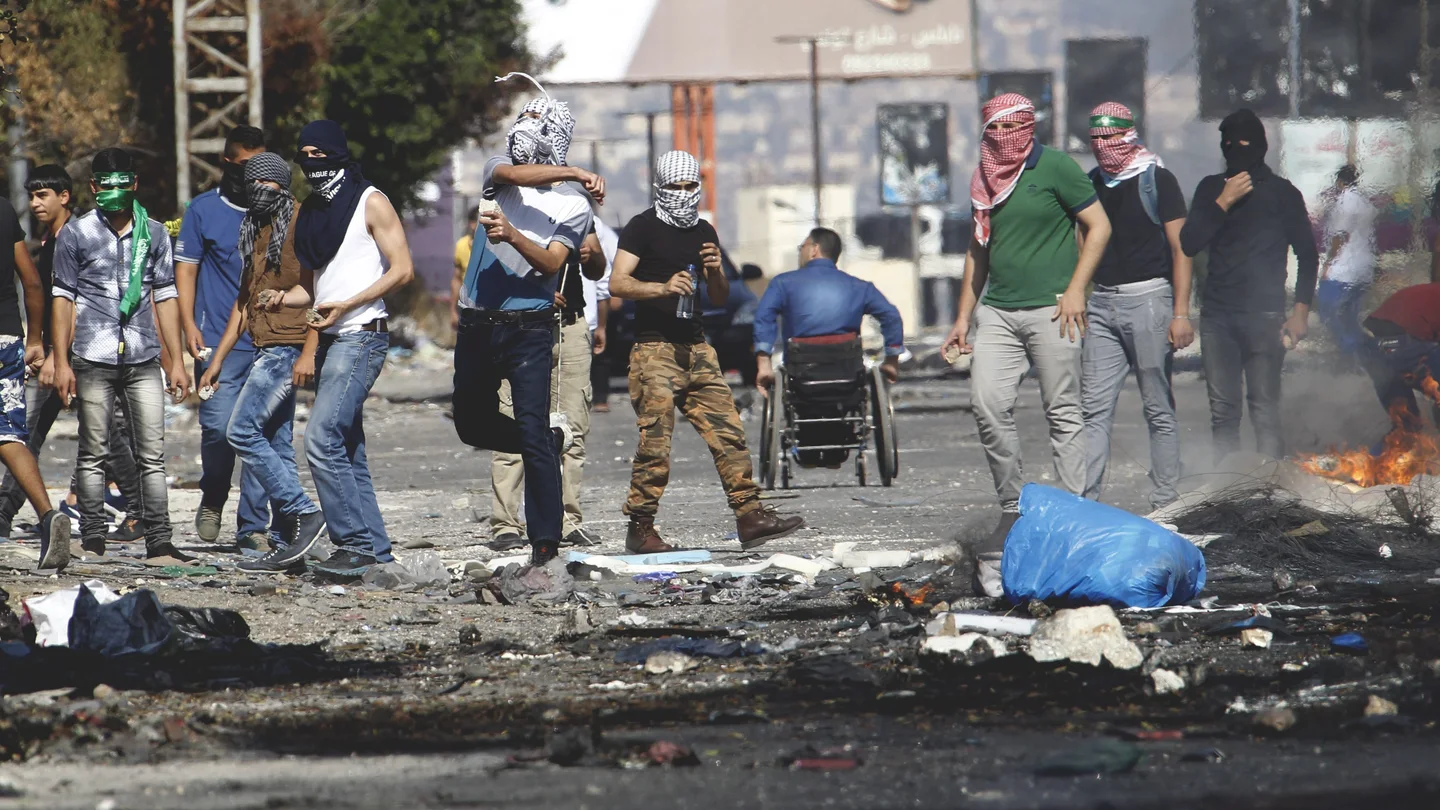 Manifestantes palestinos arrojan piedras contra soldados israelíes Manifestantes palestinos arrojan piedras contra soldados israelíes