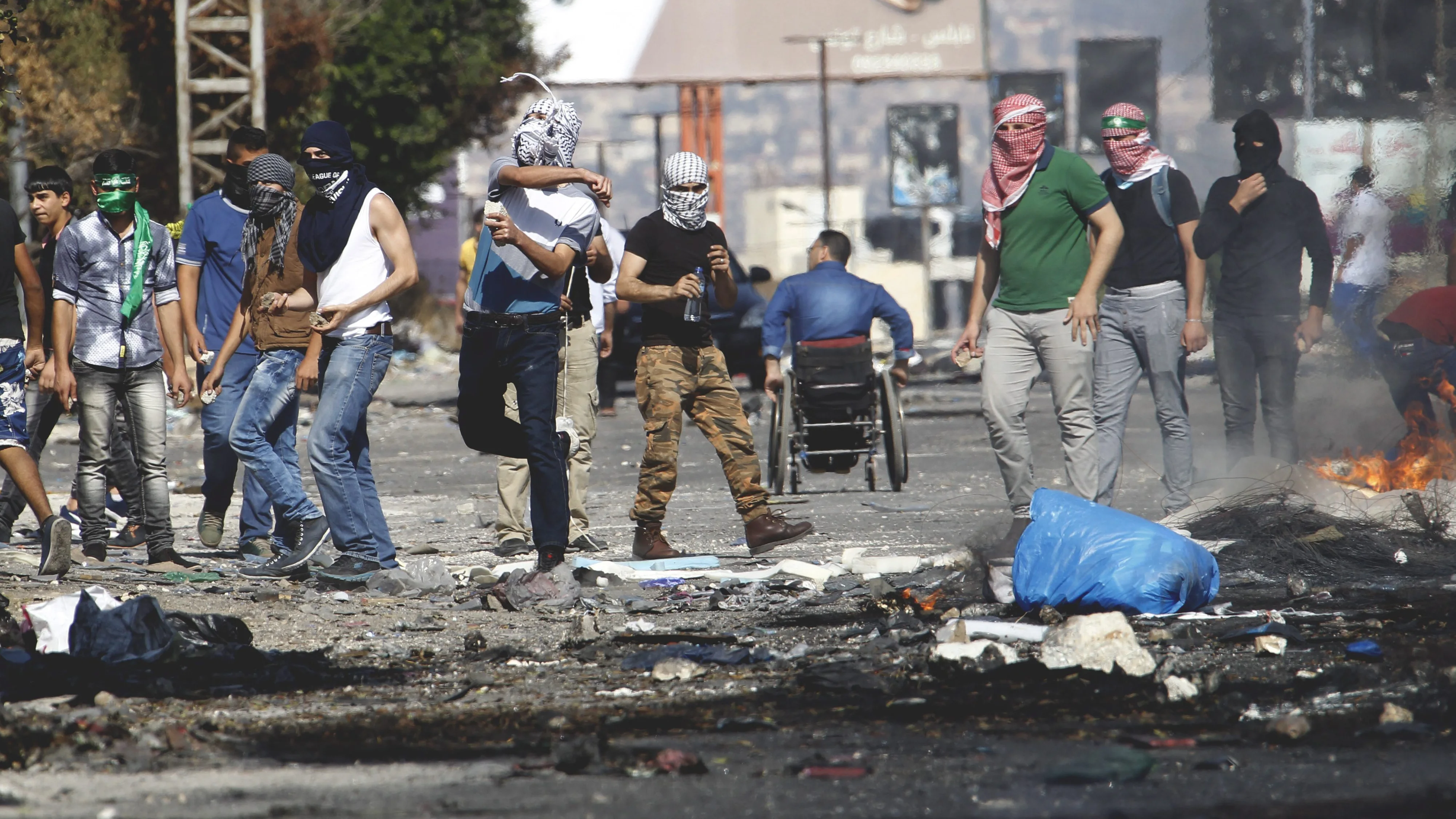 Manifestantes palestinos arrojan piedras contra soldados israelíes