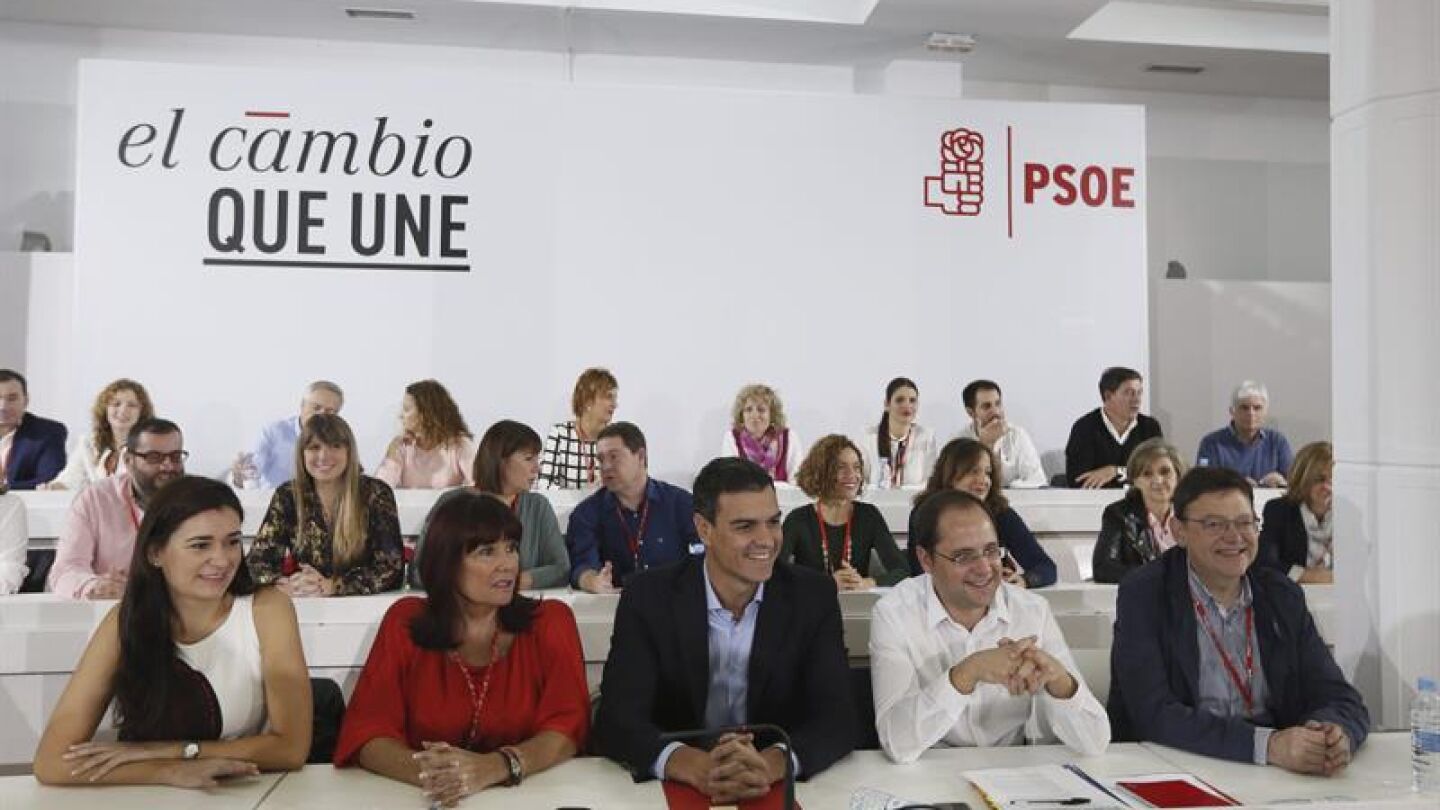 Pedro S&aacute;nchez, junto a Micaela Navarro, Carmen Mont&oacute;n, C&eacute;sar Luena y Ximo Puig durante la reuni&oacute;n del Comit&eacute; Federal