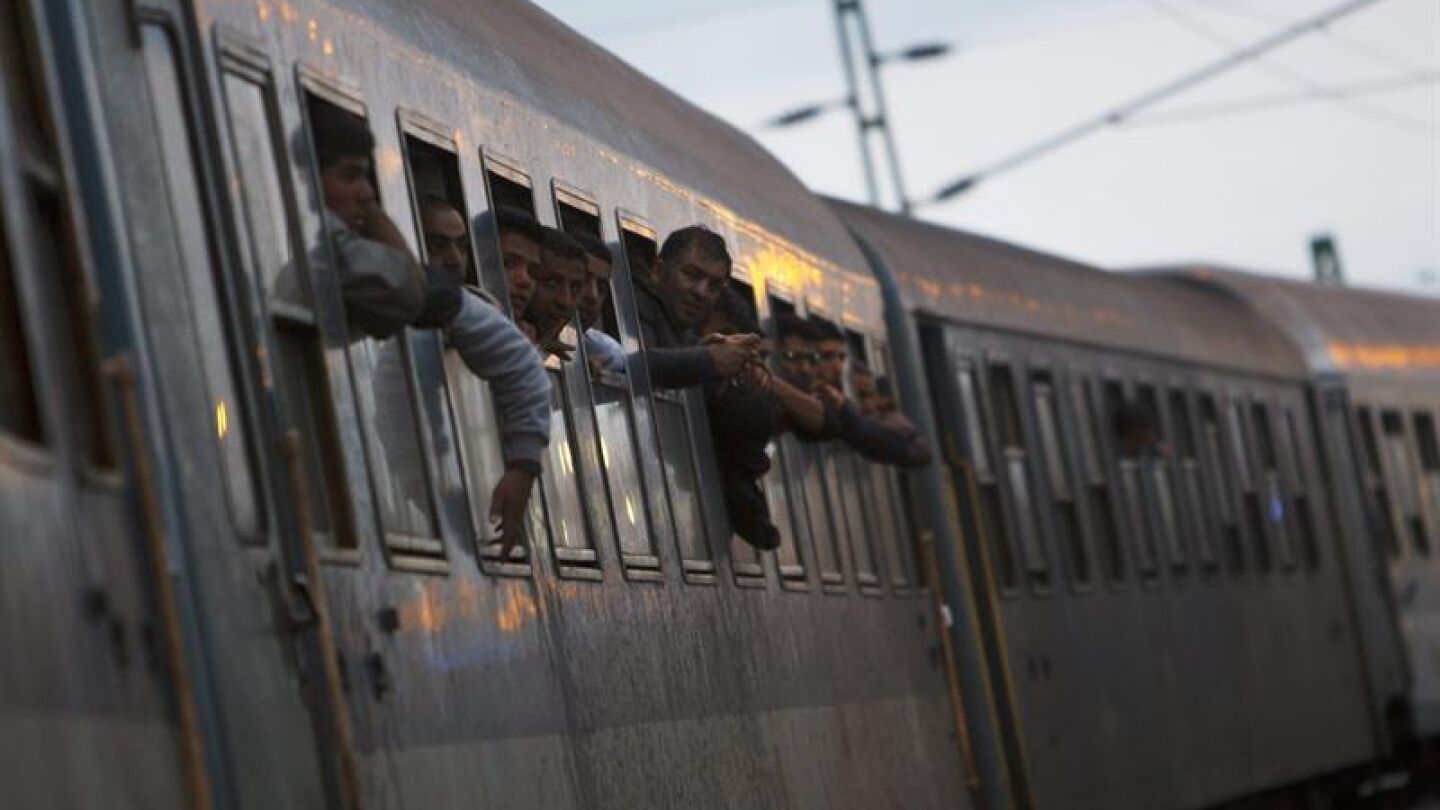 Refugiados que han cruzado el paso fronterizo de Hungr&iacute;a y Croacia