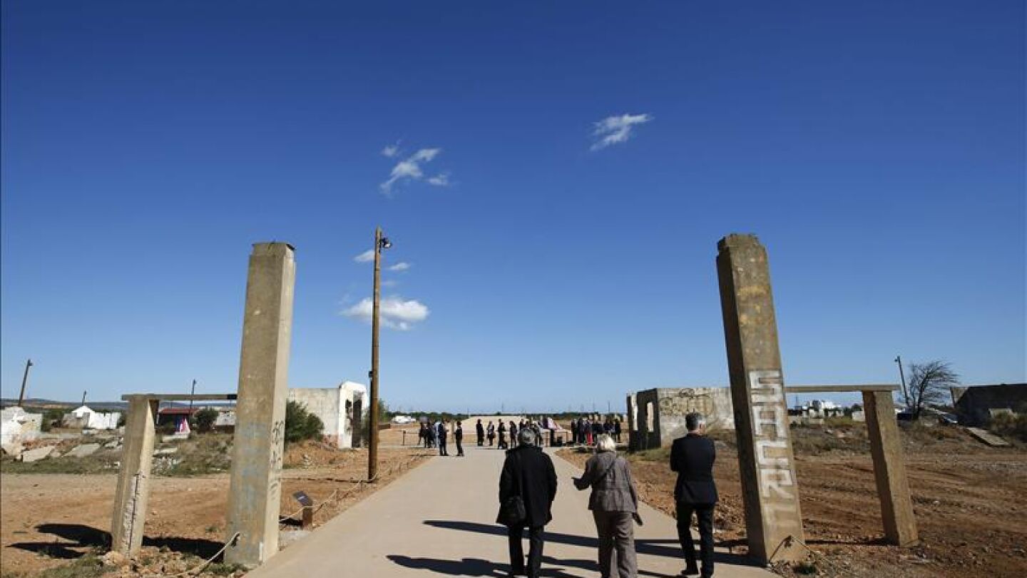 El primer ministro franc&eacute;s, Manuel Valls, inaugura el memorial del campo de concentraci&oacute;n de Rivesaltes