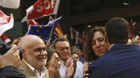 El secretario general del PSOE, Pedro Sánchez, saluda a la exdiputada de UPyD Irene Lozano El secretario general del PSOE, Pedro Sánchez, saluda a la exdiputada de UPyD Irene Lozano