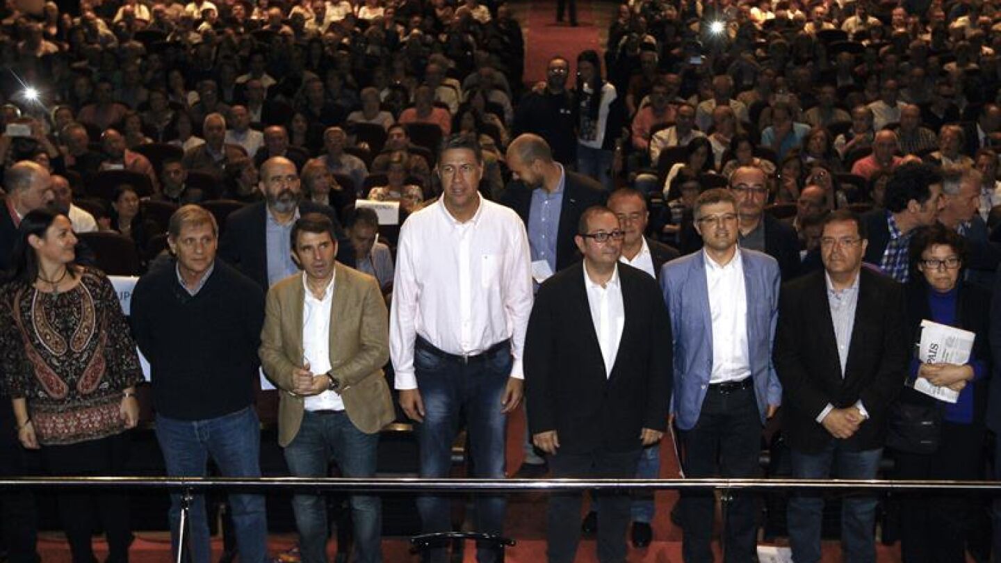 El presidente de Societat Civil Catalana junto al presidente del PP Catal&aacute;n y otros representantes pol&iacute;ticos