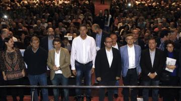 El presidente de Societat Civil Catalana junto al presidente del PP Catalán y otros representantes políticos