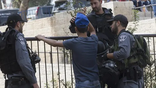 La policía israelí registra a un palestino La policía israelí registra a un palestino
