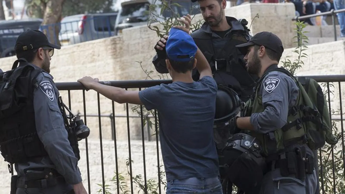La policía israelí registra a un palestino La policía israelí registra a un palestino