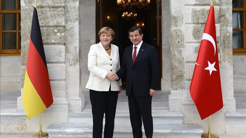 Angela Merkel y primer ministro turco Ahmet Davutoglu