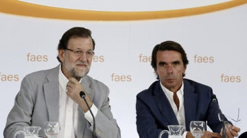 Rajoy y Aznar, juntos en un acto de Faes