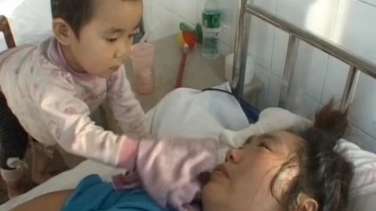Niña china cuida de su madre Niña china cuida de su madre
