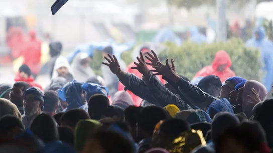 Varios inmigrantes esperan durante horas para entrar en Eslovenia Varios inmigrantes esperan durante horas para entrar en Eslovenia