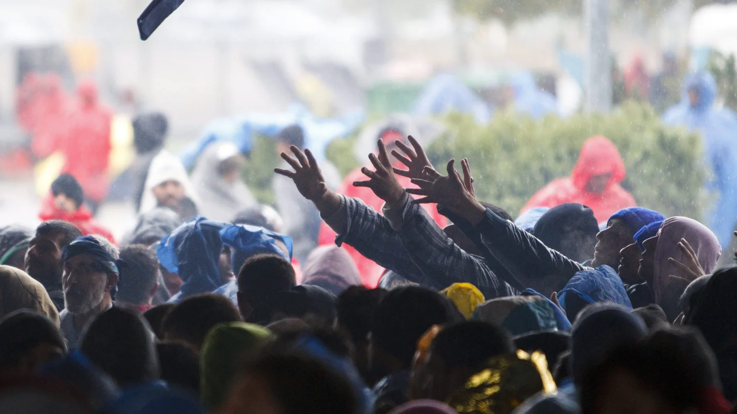 Varios inmigrantes esperan durante horas para entrar en Eslovenia Varios inmigrantes esperan durante horas para entrar en Eslovenia