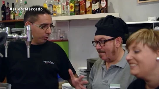 El Jefe Infiltrado del Mercado Provenzal, con una pareja de franquiciados El Jefe Infiltrado del Mercado Provenzal, con una pareja de franquiciados