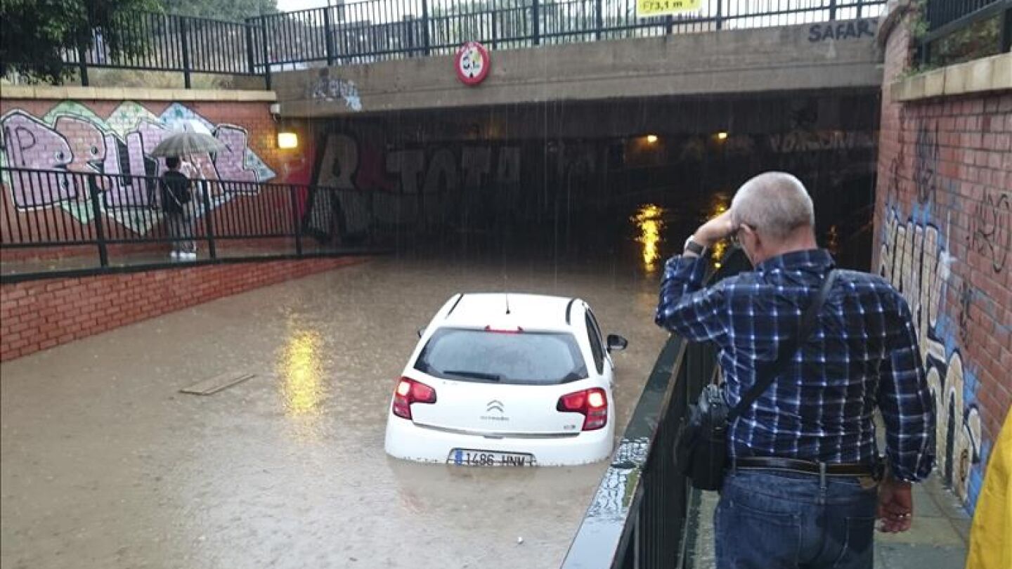 Coche atrapado por las inundaciones en Almeria