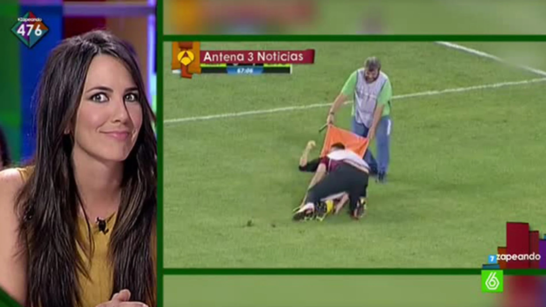 Irene Junquera enseña cómo no sacar a un jugador del campo de fútbol