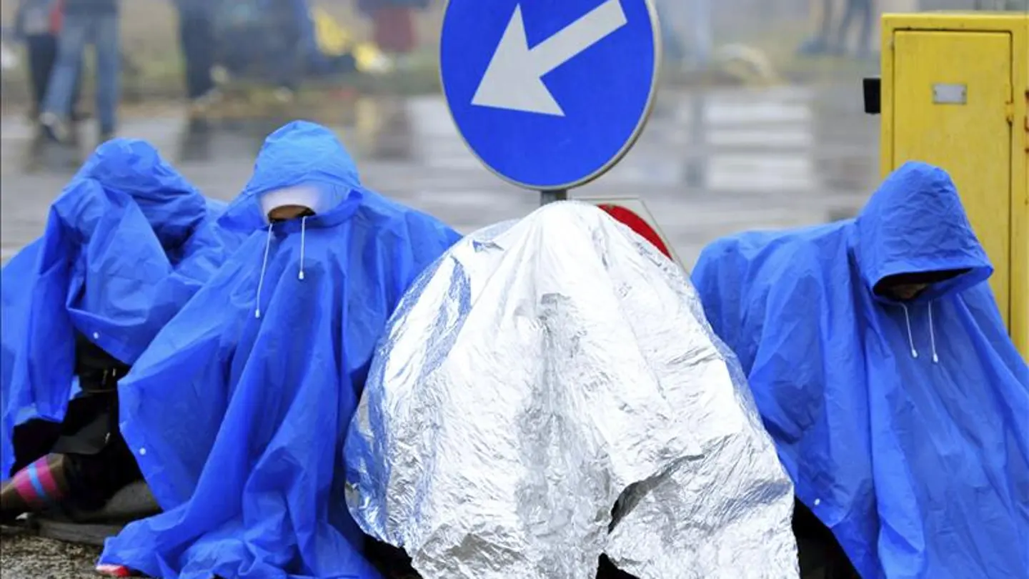 Refugiados esperan bajo la lluvia en la frontera entre Croacia y Eslovenia Refugiados esperan bajo la lluvia en la frontera entre Croacia y Eslovenia