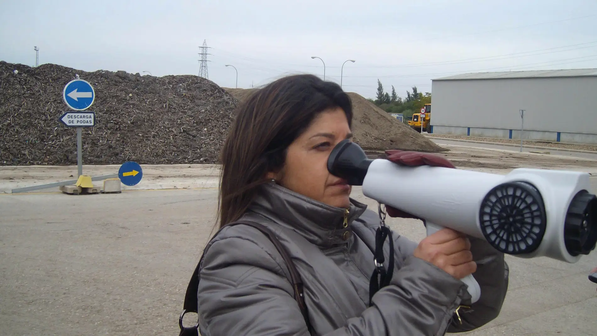 Investigadora con olfatómetro / Fundació