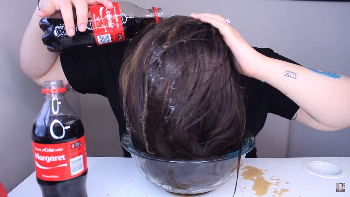 Usar refrescos como champ&uacute; para lavarse el pelo: un nuevo "truco" de belleza viral