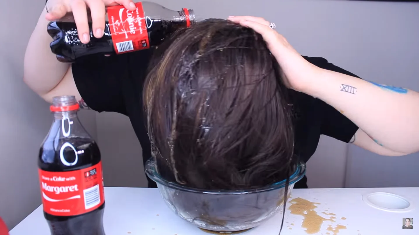 Usar refrescos como champú para lavarse el pelo: un nuevo "truco" de belleza viral Usar refrescos como champú para lavarse el pelo: un nuevo "truco" de belleza viral