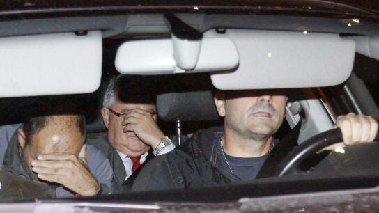 Andreu Viloca, saliendo de la sede de CDC en un veh&iacute;culo policial 