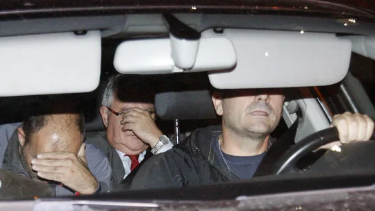 Andreu Viloca, saliendo de la sede de CDC en un vehículo policial Andreu Viloca, saliendo de la sede de CDC en un vehículo policial
