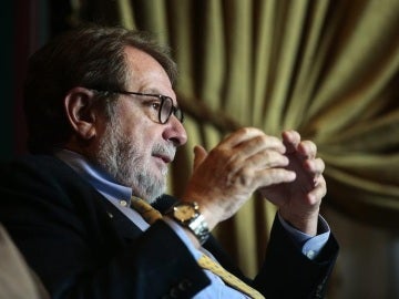 Juan Luis Cebrián durante una entrevista Juan Luis Cebrián durante una entrevista