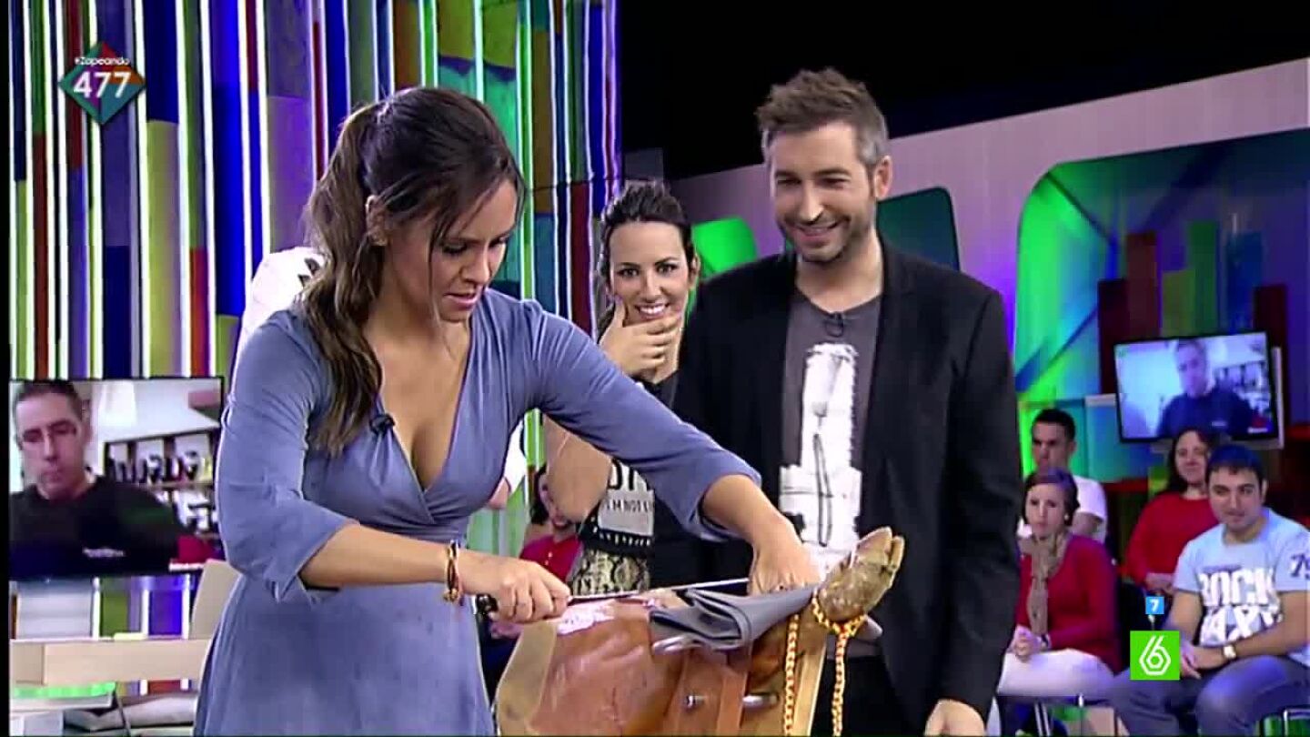 Cristina Pedroche corta jam&oacute;n en Zapeando