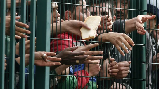 Refugiados pidiendo comida en Eslovenia Refugiados pidiendo comida en Eslovenia