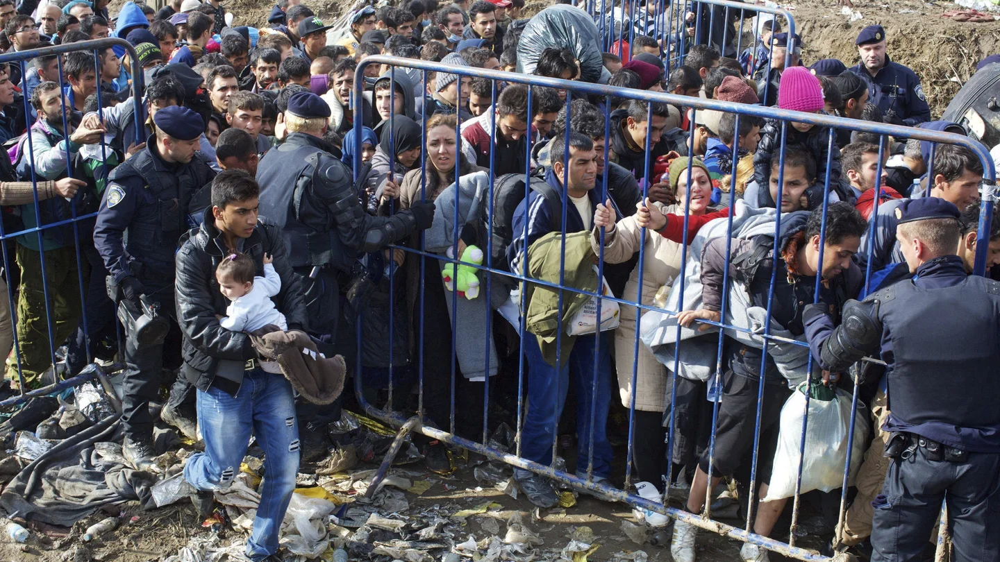 Refugiados esperan para cruzar la frontera serbo-croata en Berkasovo Refugiados esperan para cruzar la frontera serbo-croata en Berkasovo