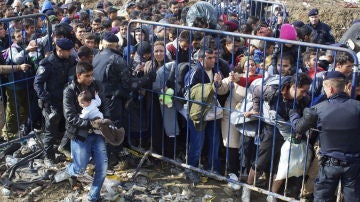 Refugiados esperan para cruzar la frontera serbo-croata en Berkasovo
