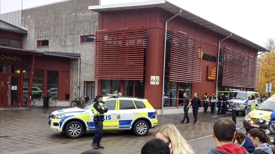 La policía sueca acordona el colegio Kronan en Trollhaettan La policía sueca acordona el colegio Kronan en Trollhaettan