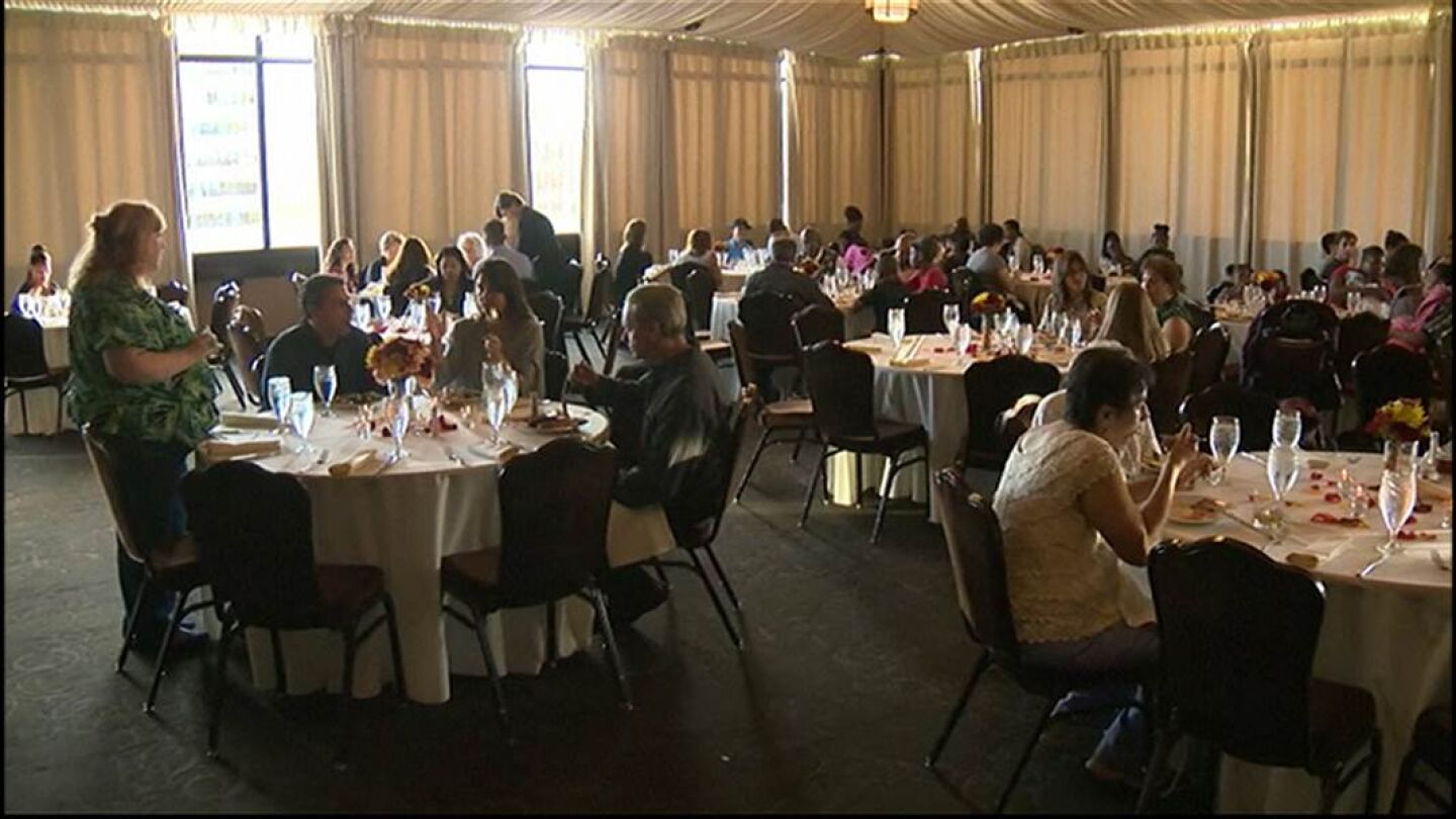 Personas sin hogar disfrutando de un banquete nupcial en Sacramento.