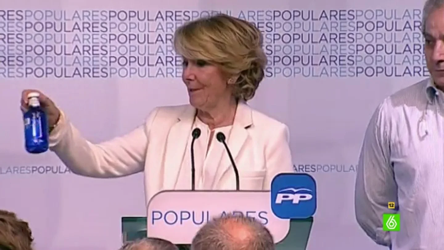 Esperanza Aguirre pide un poco de agua antes de un mitin y sufre las consecuencias Esperanza Aguirre pide un poco de agua antes de un mitin y sufre las consecuencias