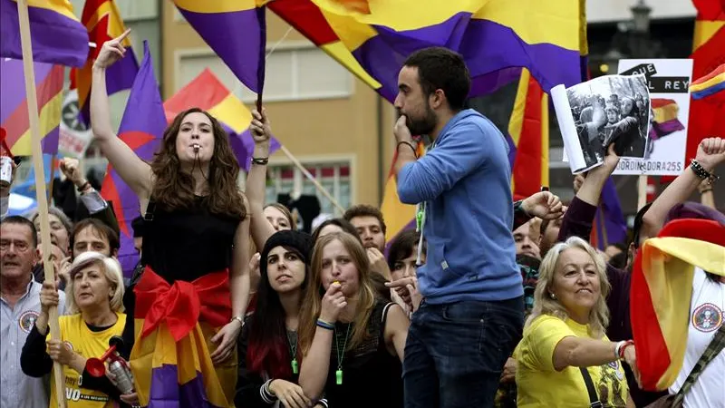 Manifestación a favor y en contra de los Princesa de Asturias