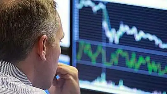 Un empleado en su puesto de trabajo Un empleado en su puesto de trabajo