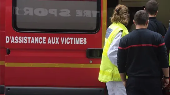 Servicios de emergencia en el lugar de un accidente en Francia Servicios de emergencia en el lugar de un accidente en Francia