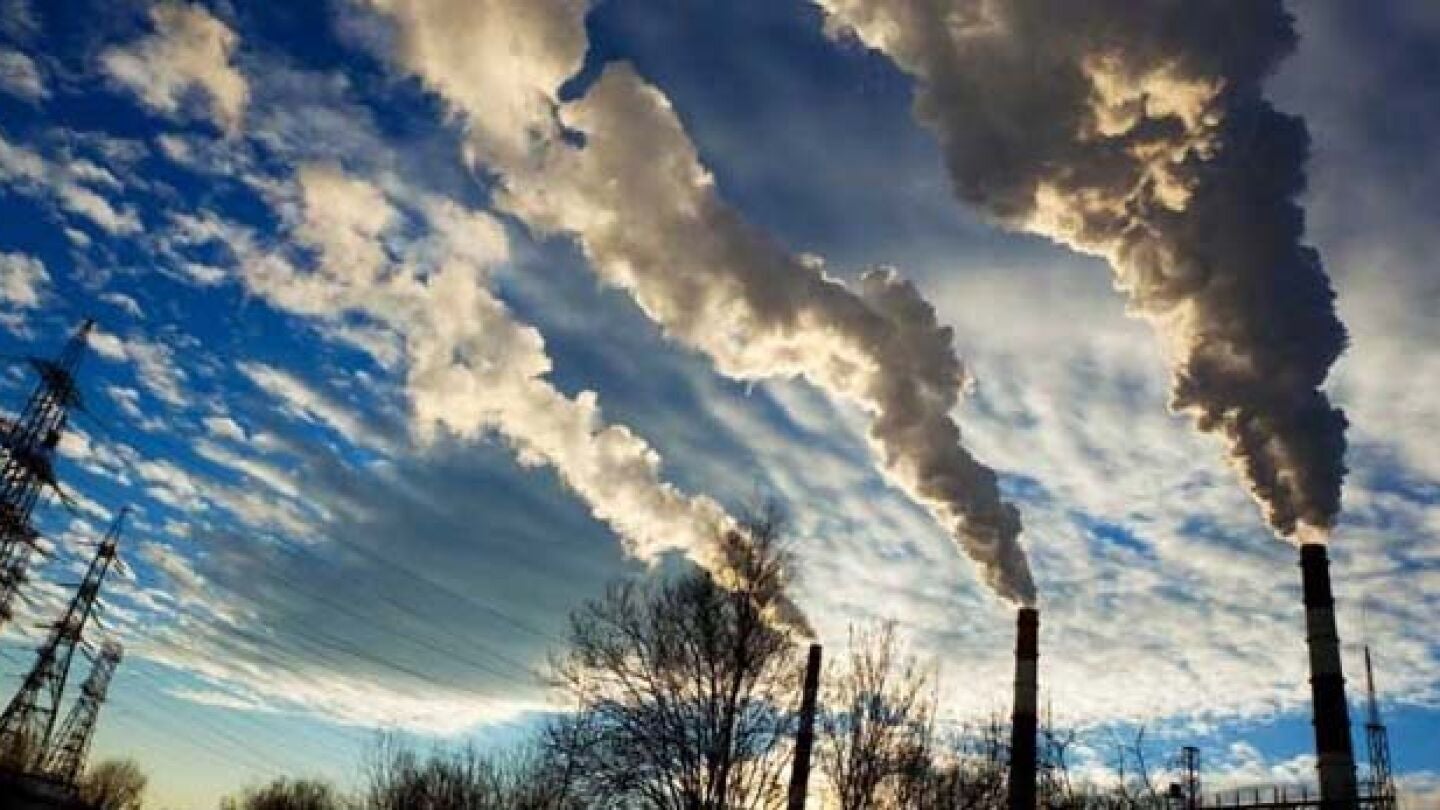 Chimeneas emitiendo gases