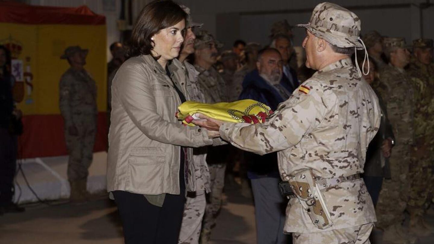 La vicepresidenta del Gobierno, Soraya S&aacute;enz de Santamar&iacute;a, recibe la bandera de manos del jefe del contingente espa&ntilde;ol