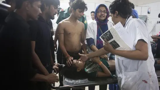 Una enfermera examina a una víctima de la explosión Una enfermera examina a una víctima de la explosión
