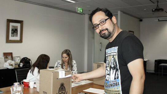 Un argentino deposita su voto en las elecciones generales