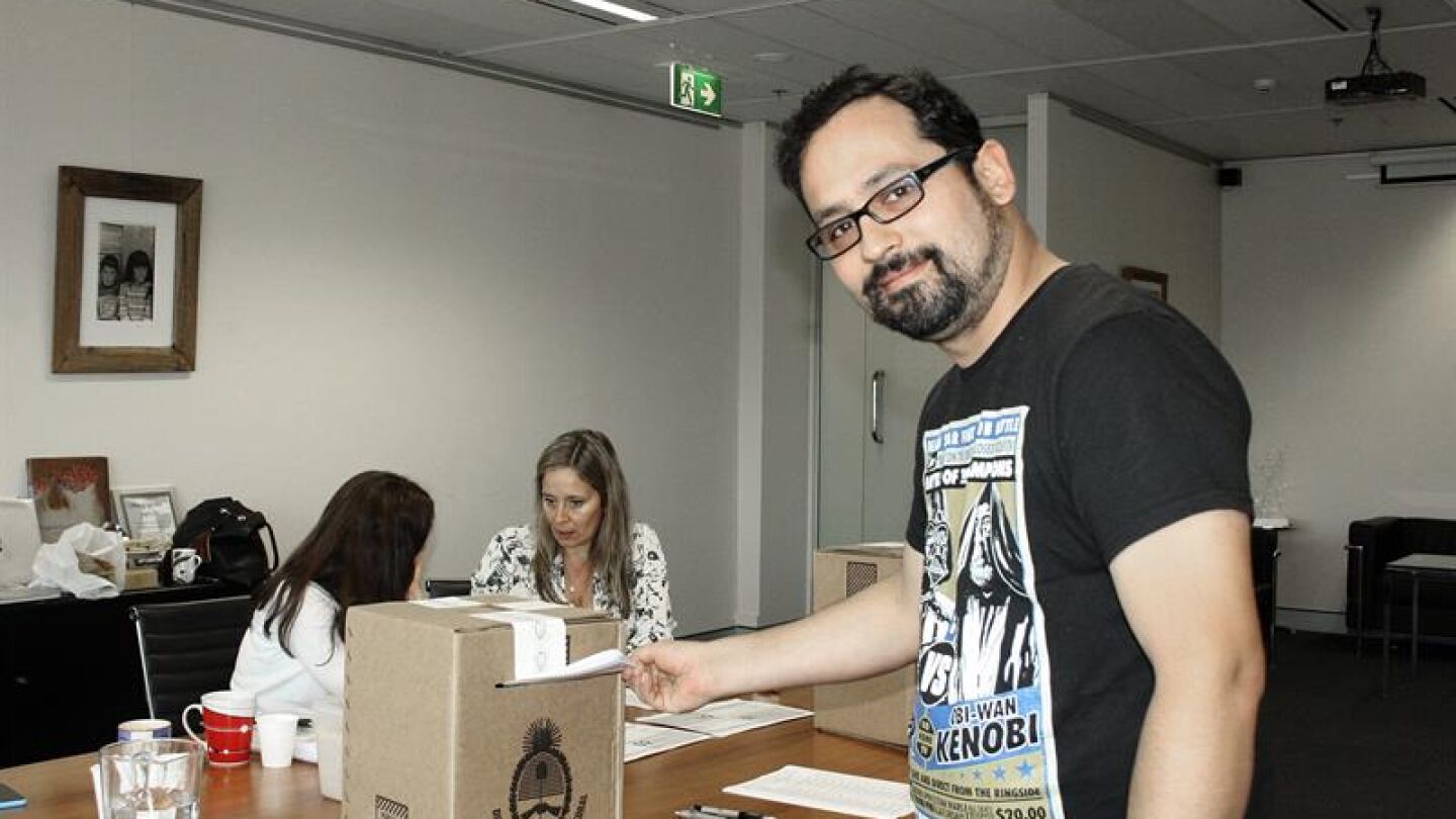 Un argentino deposita su voto en las elecciones generales