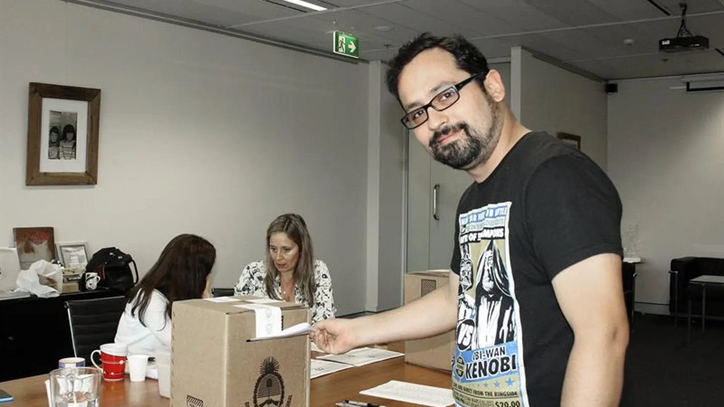 Un argentino deposita su voto en las elecciones generales Un argentino deposita su voto en las elecciones generales