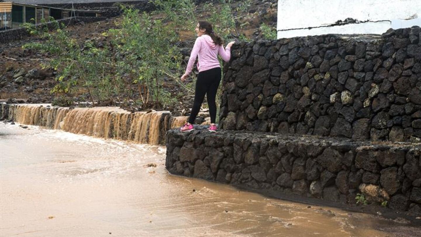 Una chica junto a una zona inundada de Las Bre&ntilde;as, en Yaiza (Lanzarote)